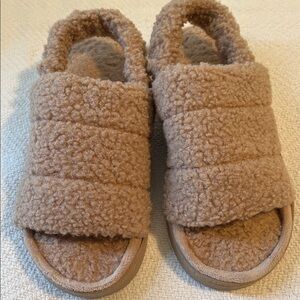 Super cute and comfy slippers just too small for me!